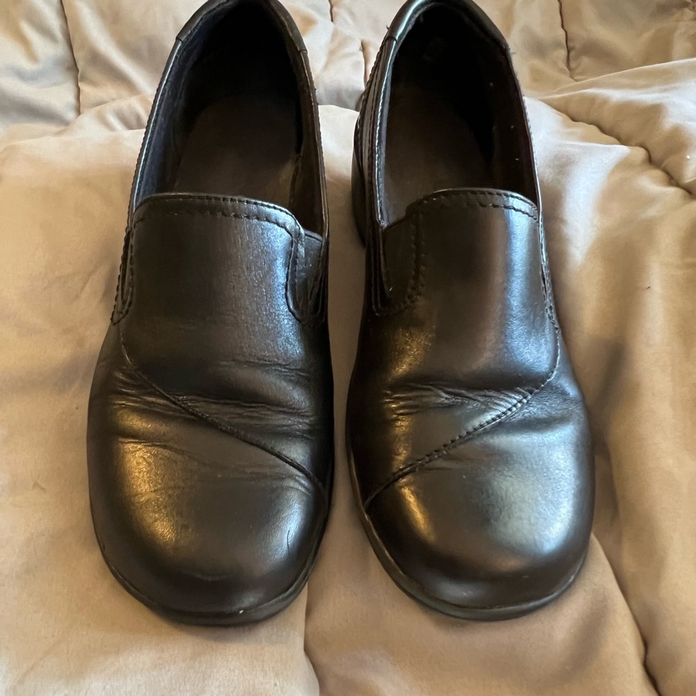 Clark’s 8.5M women’s ‘May Poppy’ black leather shoes, gently worn, in box